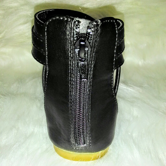 (NEW)! Cute! Black Flat Sandals! - Picture 4 of 8